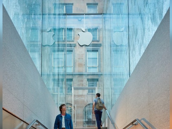 Apple Store-Freiheit. Der erste italienische Flagship-Store ändert das Gesicht eines Marktplatzes in Mailand