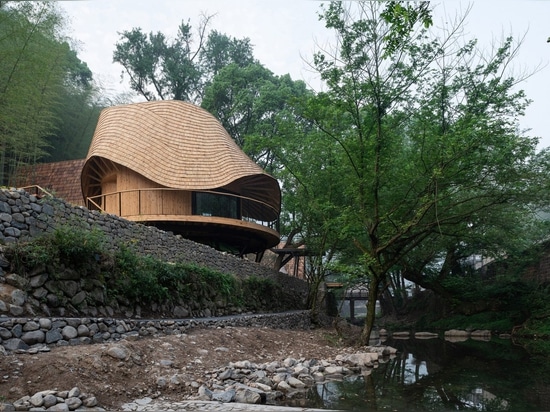 Treewow-Rückzug ist ein chinesisches Dorfhaus, das ein rundes freeform Dach kennzeichnet