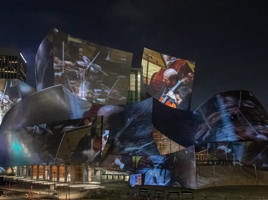 Frank Gehrys Walt Disney Concert Hall belichtet mit traumhaften Sichtbarmachungen