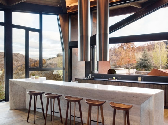 Dieses neue Haus, das plattiert ist, wenn es Stahl verwittert, sitzt auf einem Abhang in Colorado