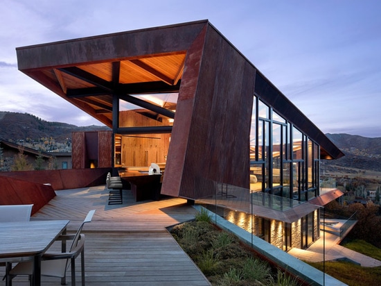 Dieses neue Haus, das plattiert ist, wenn es Stahl verwittert, sitzt auf einem Abhang in Colorado