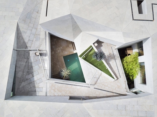 AGi Architects Felsen-Haus in Kuwait wickelte mit „Origami ähnlichen“ Steinfassaden ein