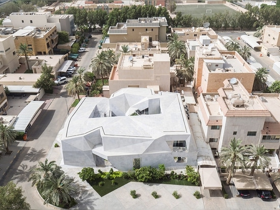 AGi Architects Felsen-Haus in Kuwait wickelte mit „Origami ähnlichen“ Steinfassaden ein