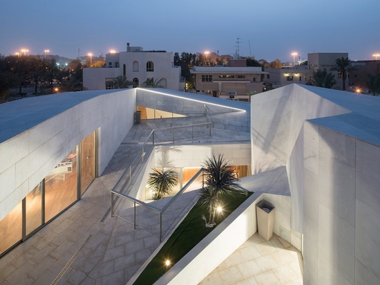 AGi Architects Felsen-Haus in Kuwait wickelte mit „Origami ähnlichen“ Steinfassaden ein