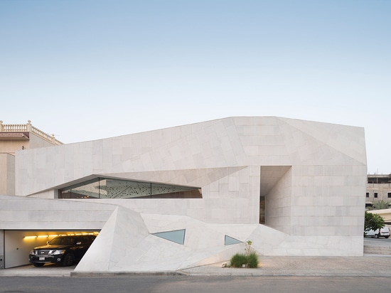 AGi Architects Felsen-Haus in Kuwait wickelte mit „Origami ähnlichen“ Steinfassaden ein