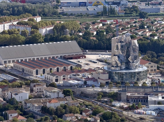 Frank Gehrys nimmt Aluminium-gekleideter Turm Luma Arles in Frankreich Gestalt an