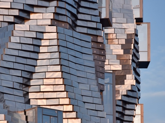 Frank Gehrys nimmt Aluminium-gekleideter Turm Luma Arles in Frankreich Gestalt an