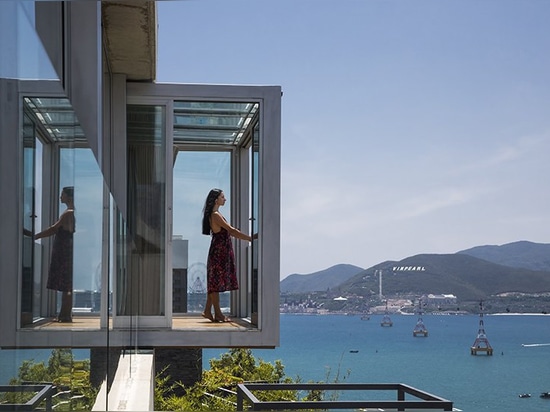 Das Landhaus MM++-Architekten in Vietnam benutzt einziehbare Glasloggia für einzigartigen Meerblick