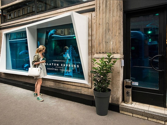 ein Passant beachtet das harte zu verfehlen? mono? Schaufenster