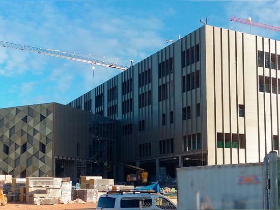 HIANSA-PLATTE NIMMT AN DEN FASSADEN DES NEUEN QUIRÓN-KRANKENHAUSES IN CÓRDOBA TEIL (SPANIEN)