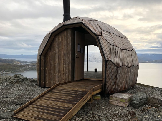 Berg diese eiförmiger hölzerner Kabinen-Sit On Top Ofs A, der Hammerfest, Norwegen übersieht