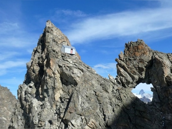 Ein Nachtlager wird leicht auf einer felsigen Spitze der italienischen Alpen gehockt