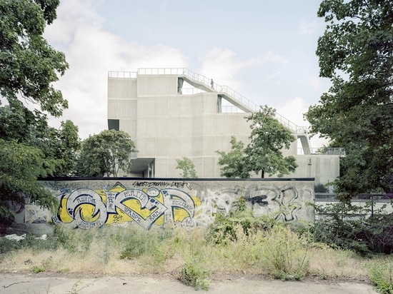 Innovative Reihenhäuser teilen große Außenräume in Berlin