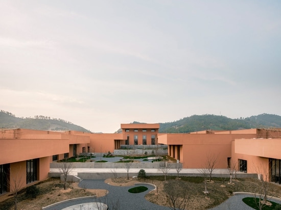 David Chipperfield bettet rotes Natürlichgeschichtsmuseum in schräge Erde ein