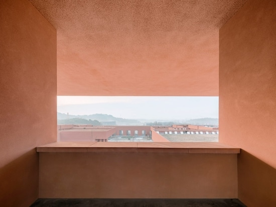 David Chipperfield bettet rotes Natürlichgeschichtsmuseum in schräge Erde ein