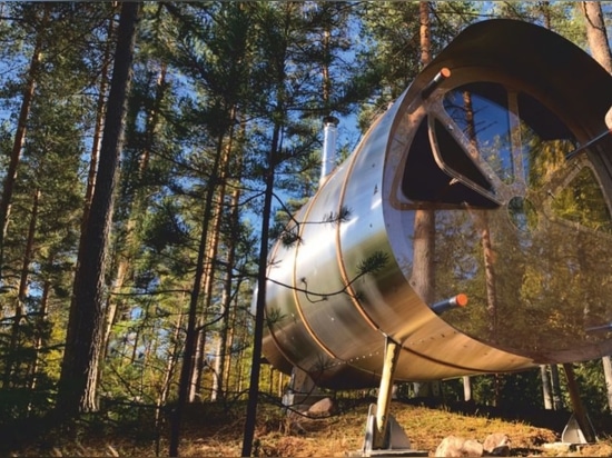 Flach-Satzbaumhaus bietet „die extreme Wildnis an“, die mit einem hellen Abdruck glamping ist