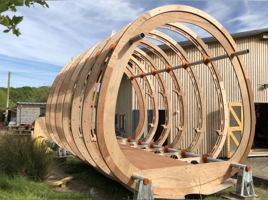 Flach-Satzbaumhaus bietet „die extreme Wildnis an“, die mit einem hellen Abdruck glamping ist