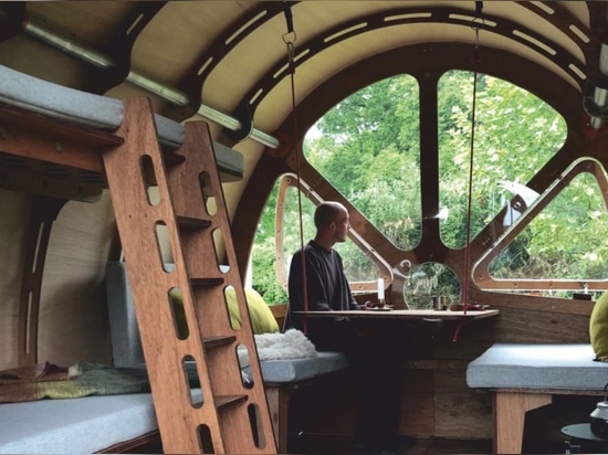 Flach-Satzbaumhaus bietet „die extreme Wildnis an“, die mit einem hellen Abdruck glamping ist