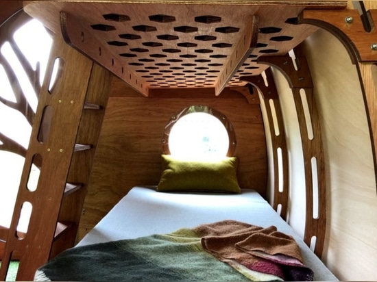 Flach-Satzbaumhaus bietet „die extreme Wildnis an“, die mit einem hellen Abdruck glamping ist