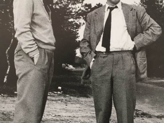 Fritz Hahne (rechts) auf dem Gelände des künftigen Zweigwerks in Espelkamp, 1954.