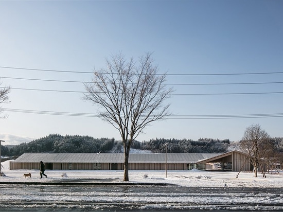 kengo kuma integriert natürliche heiße Quellen in die oyu Straßenstation von kazuno Stadt