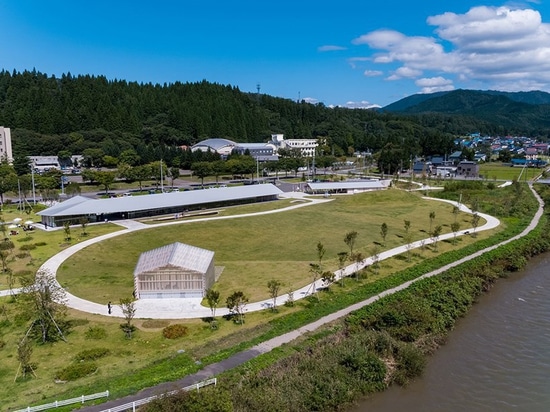 kengo kuma integriert natürliche heiße Quellen in die oyu Straßenstation von kazuno Stadt