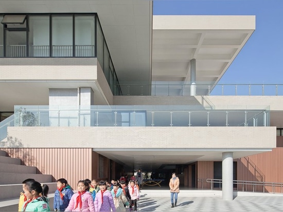 Atelier Z + und über D Studio regen Kinder an, in Suzhou-Grundschule gesellig zu sein