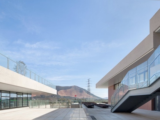 Atelier Z + und über D Studio regen Kinder an, in Suzhou-Grundschule gesellig zu sein