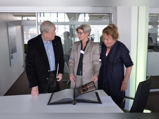 Friso Kramer (links) mit Ehefrau Netti (rechts) und Gisela Hahne (Mitte). Foto: Wilkhahn