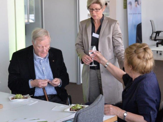 Friso Kramer (links) mit Gisela Hahne (Mitte) und Ehefrau Netti (rechts). Foto: Wilkhahn