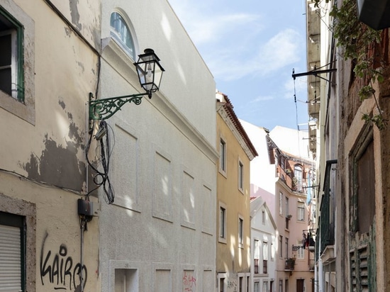 minimales ‚ausgewichenes Haus‘ in Lissabon zahlt Tribut zur Architektur Irving-Kieme