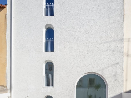 minimales ‚ausgewichenes Haus‘ in Lissabon zahlt Tribut zur Architektur Irving-Kieme