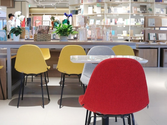 Ta Up Chairs von TOOU, umgeben von der bunten Atmosphäre des Elle Café in Shanghai.