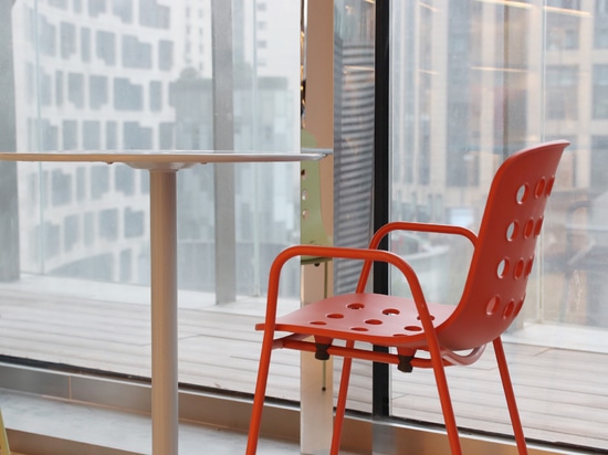 Ta Up Chairs von TOOU, umgeben von der bunten Atmosphäre des Elle Café in Shanghai.