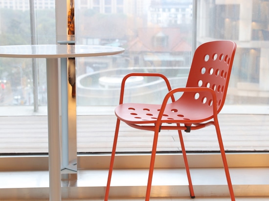 Ta Up Chairs von TOOU, umgeben von der bunten Atmosphäre des Elle Café in Shanghai.