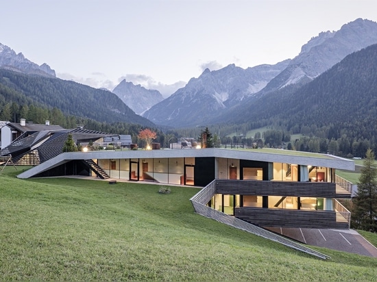 Dieses überdachte Hotel in den italienischen Alpen scheint von der Erde aufzusteigen