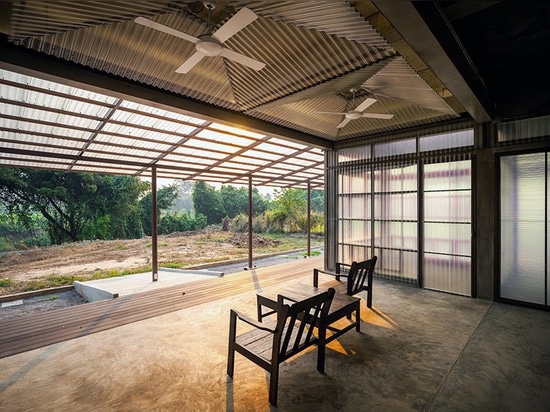 junsekino baut eine lichtdurchlässige Bibliothek für die Gemeinde im ländlichen Thailand