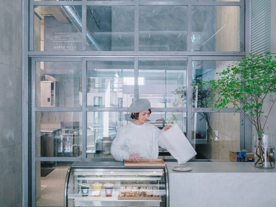 fathom entwirft die japanische Bäckerei ripi als durchgehenden Raum aus Beton und Glas