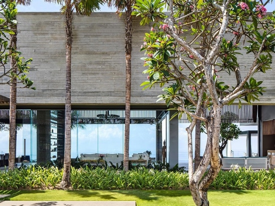 SAOTA vermischt Innen- und Außenbereich zu einem "uluwatu house" auf Bali