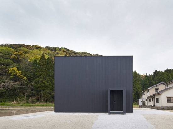 atelier kenta eto wickelt würfelhaus in schwarzem aluminium in kadokawa, japan ein