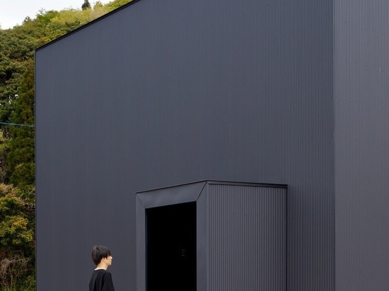 atelier kenta eto wickelt würfelhaus in schwarzem aluminium in kadokawa, japan ein