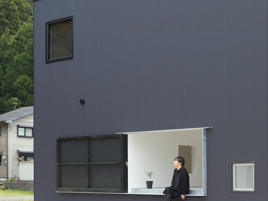 atelier kenta eto wickelt würfelhaus in schwarzem aluminium in kadokawa, japan ein