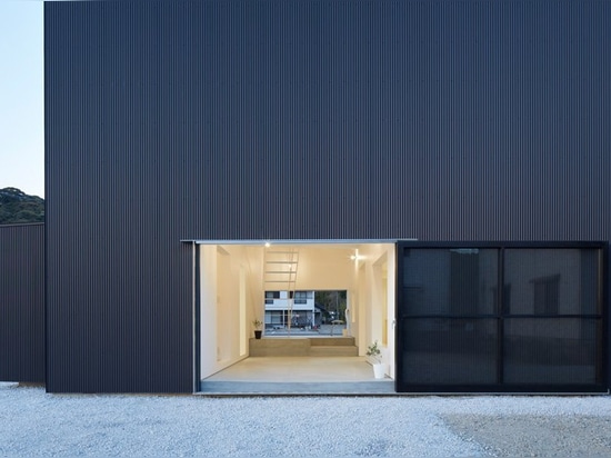 atelier kenta eto wickelt würfelhaus in schwarzem aluminium in kadokawa, japan ein