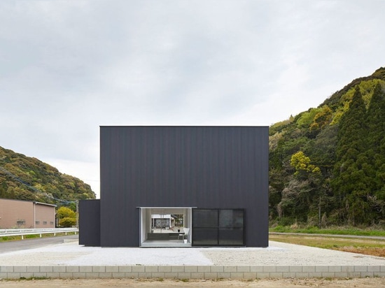 atelier kenta eto wickelt würfelhaus in schwarzem aluminium in kadokawa, japan ein