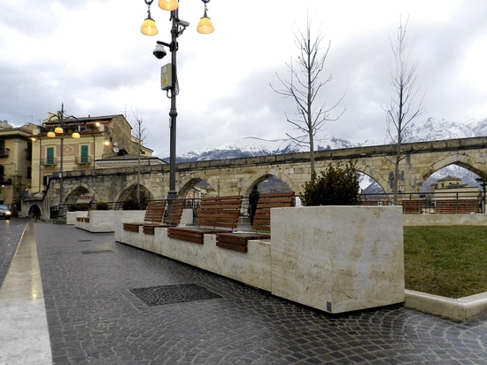 Arredo di Pietra - Cloe Pflanzgefäß und Pontile Bank