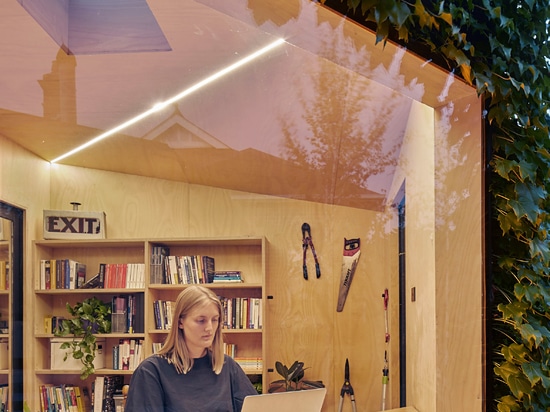 Writer's Shed ist ein kleines Gartenstudio in Melbourne, das mit Efeu bedeckt ist