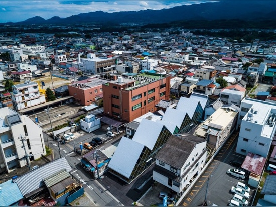 tezuka architects entwirft tomioka rathaus mit einer markanten gezackten dachlinie