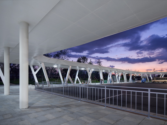 Tonglu Hochgeschwindigkeitsbahnhof / Greentown Ten-D Architektonisches Design