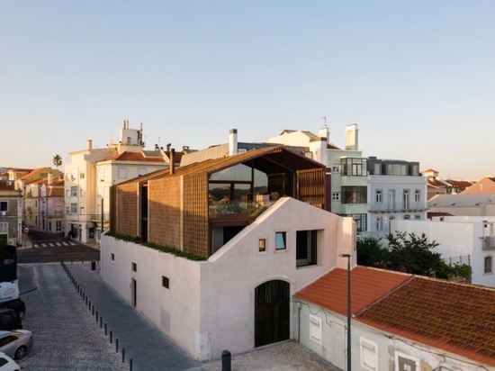 casa altinho blickt auf die lissabonische Uferpromenade mit Nistvolumen aus feinstem Mauerwerk