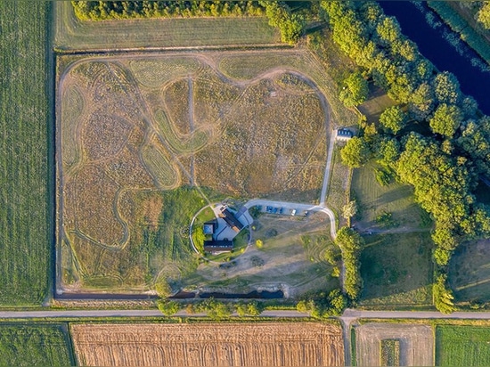 mecanoo verweist auf die Gestaltung holländischer Bauernhäuser für "villa vught" in den Niederlanden